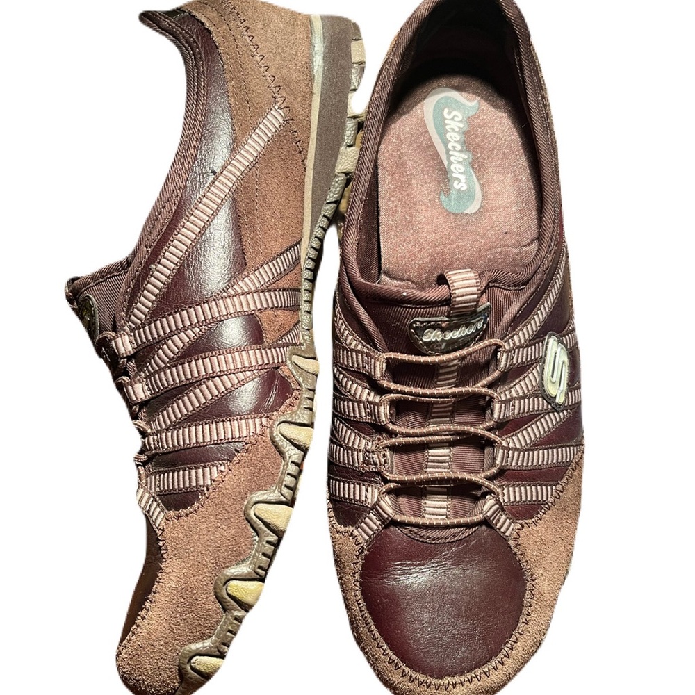 Skechers leather and suede sport slip-in shoes. Clean, gently used, like new.